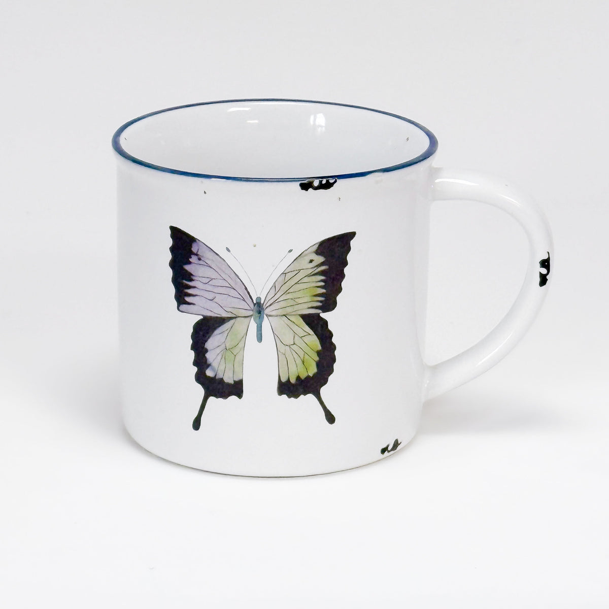 Keramiktasse, handbemalt mit einem Schmetterling