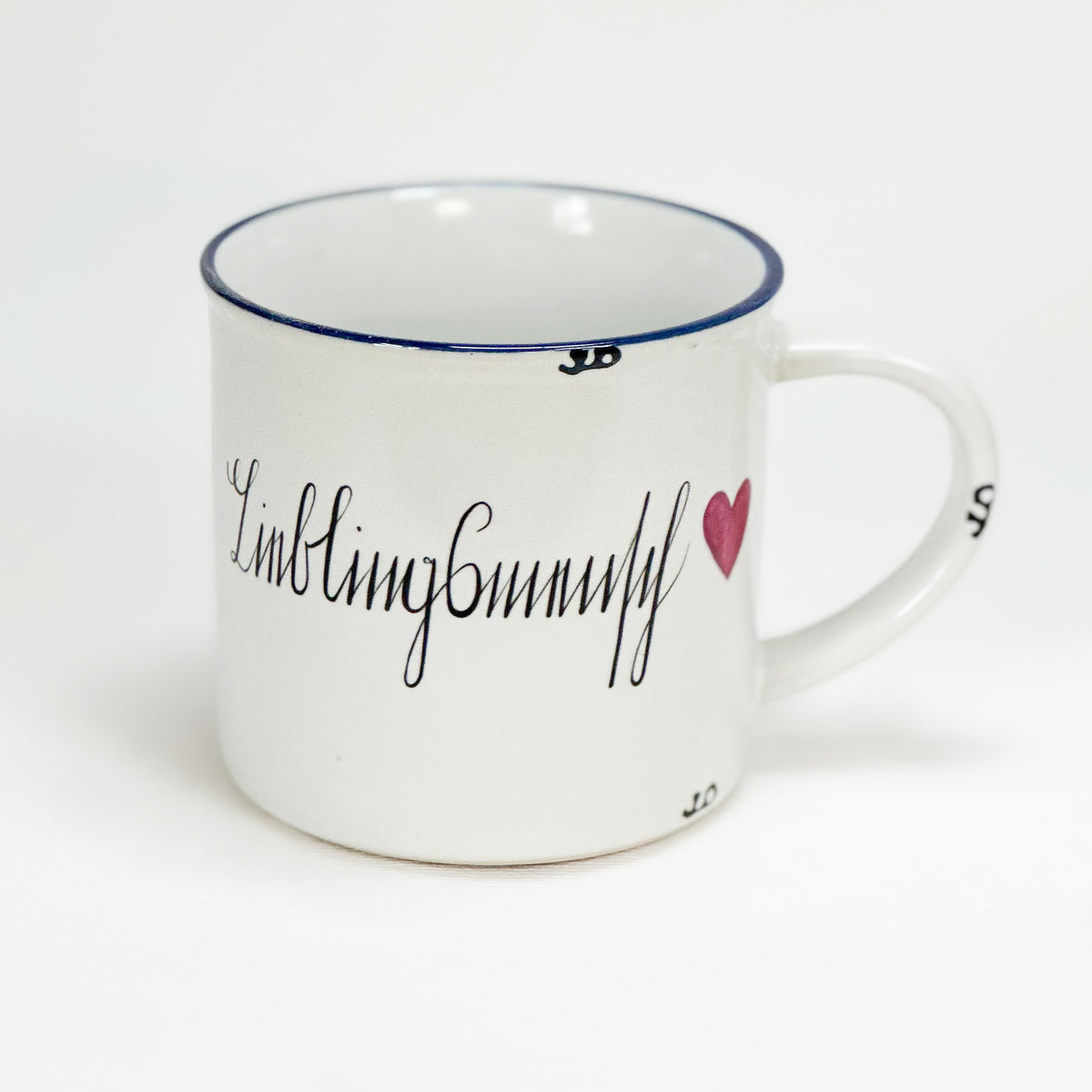 Keramiktasse im Emaille-Look mit blauem Rand, in Kurrentschrift mit "Lieblingsmensch" beschriftet,Größe 1:10x10cm - Bild 1
