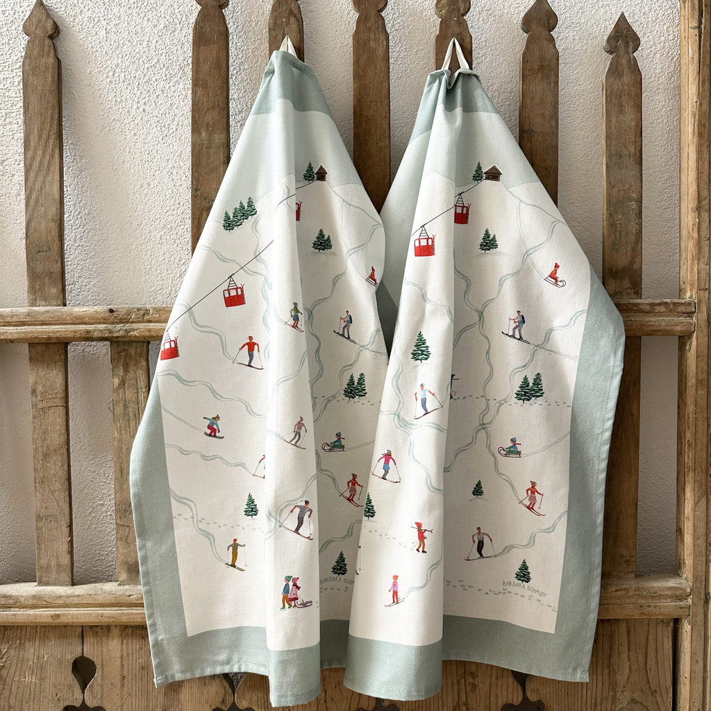 Produkt mit Geskirrtuch mit Skifahrern, Geskirrtuch mit Skifahrern, Produkt, Winterkollektion, Barbara's Porzellanwerkstatt