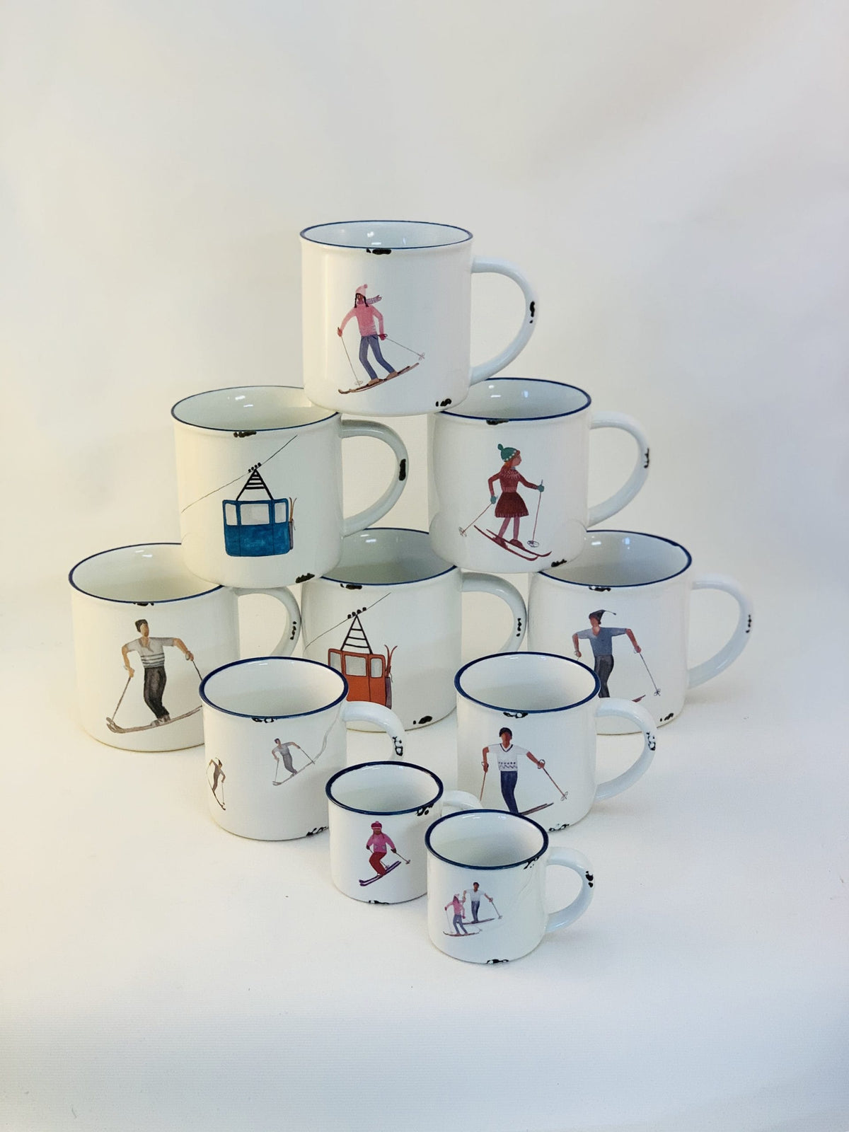 Set aus 6 Keramiktassen mit Schifahrern, Größe 1: 10x10cm
