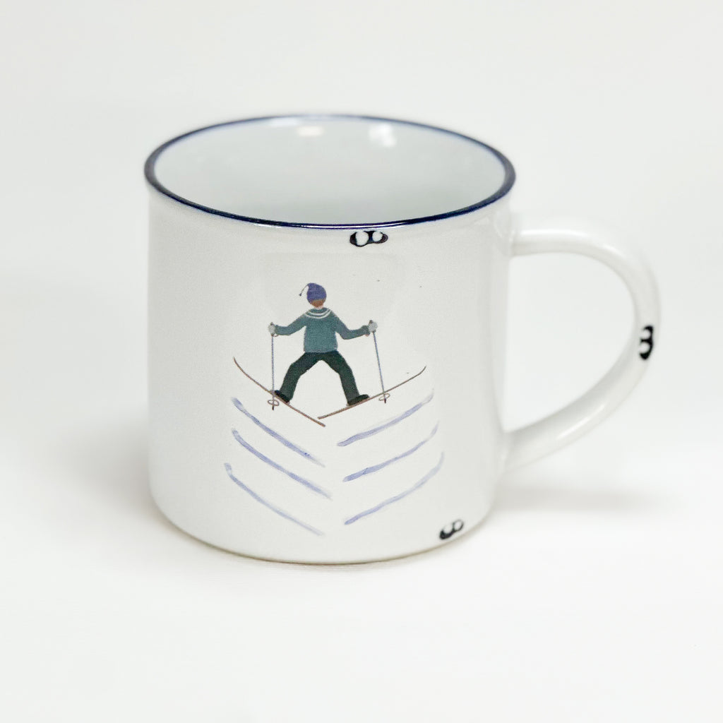 Keramiktasse im Emaille- Look 460 ml,  mit einem Schifahrer in Grätschschritt - Bild 1