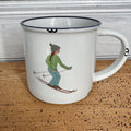 Keramiktasse im Emaille- Look,  460 ml, mit Schifahrein mit grüner Jacke