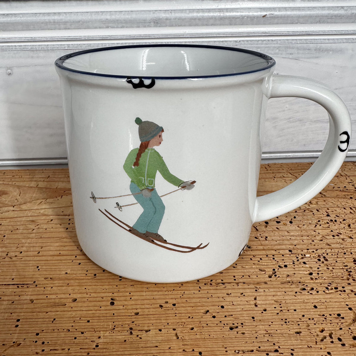 Keramiktasse im Emaille- Look,  460 ml, mit Schifahrein mit grüner Jacke