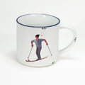Vintage Keramiktasse im Emaille-look mit einem Skifahrer