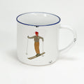 Vintage Keramiktasse im Emaille-look mit einem Skifahrer im Stand