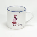 Vintage Keramiktasse im Emaille-look mit einem Mädchen und einer Rodel