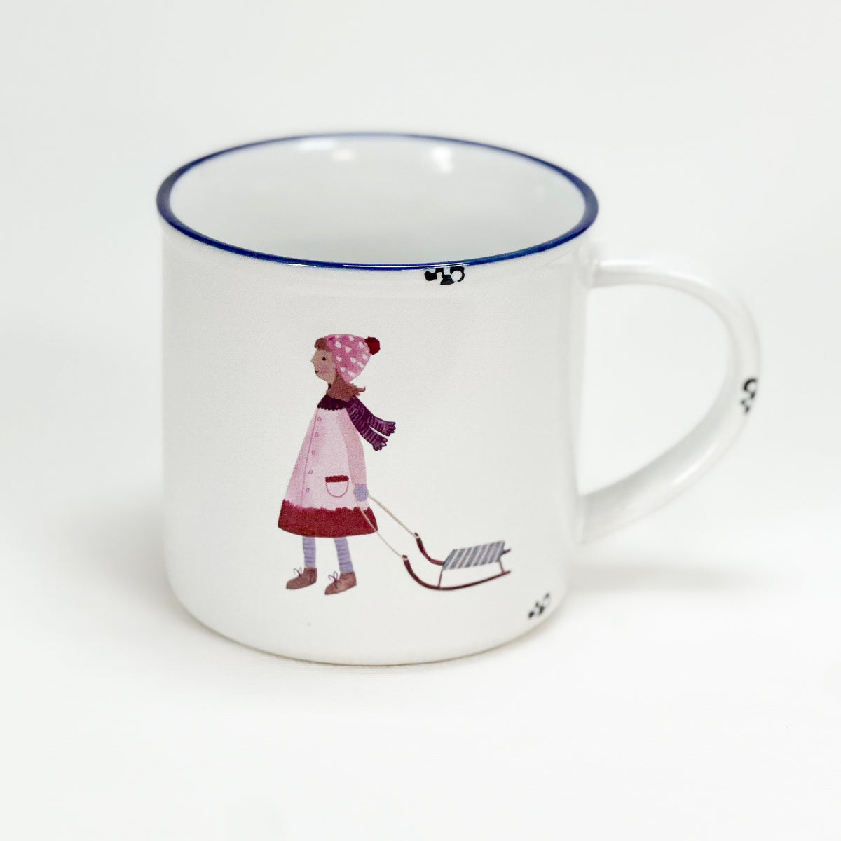 Vintage Keramiktasse im Emaille-look mit einem Mädchen und einer Rodel