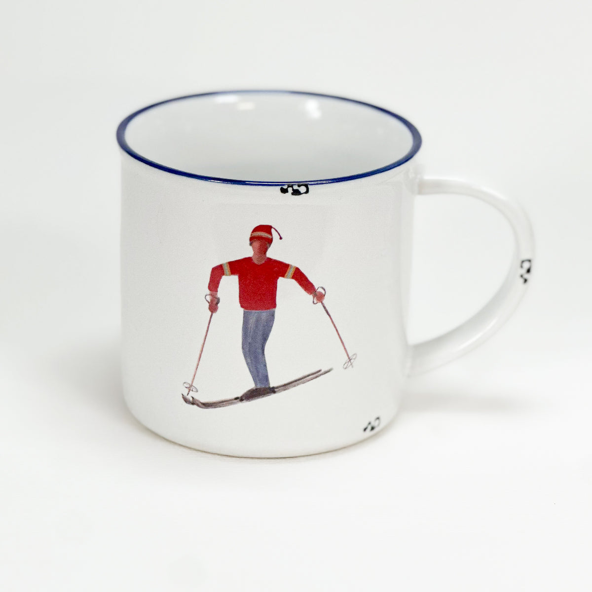 Vintage Keramiktasse im Emaille-look mit einem Skifahrer in roter Jacke der Skilehrer in Kitzbühel