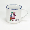 Vintage Keramiktasse im Emaille-look mit einem Bub und Mädchen auf einem Schlitten im Winter