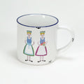 Vintage Keramiktasse im Emaille-look mit zwei in Tracht gekleideten Frauen