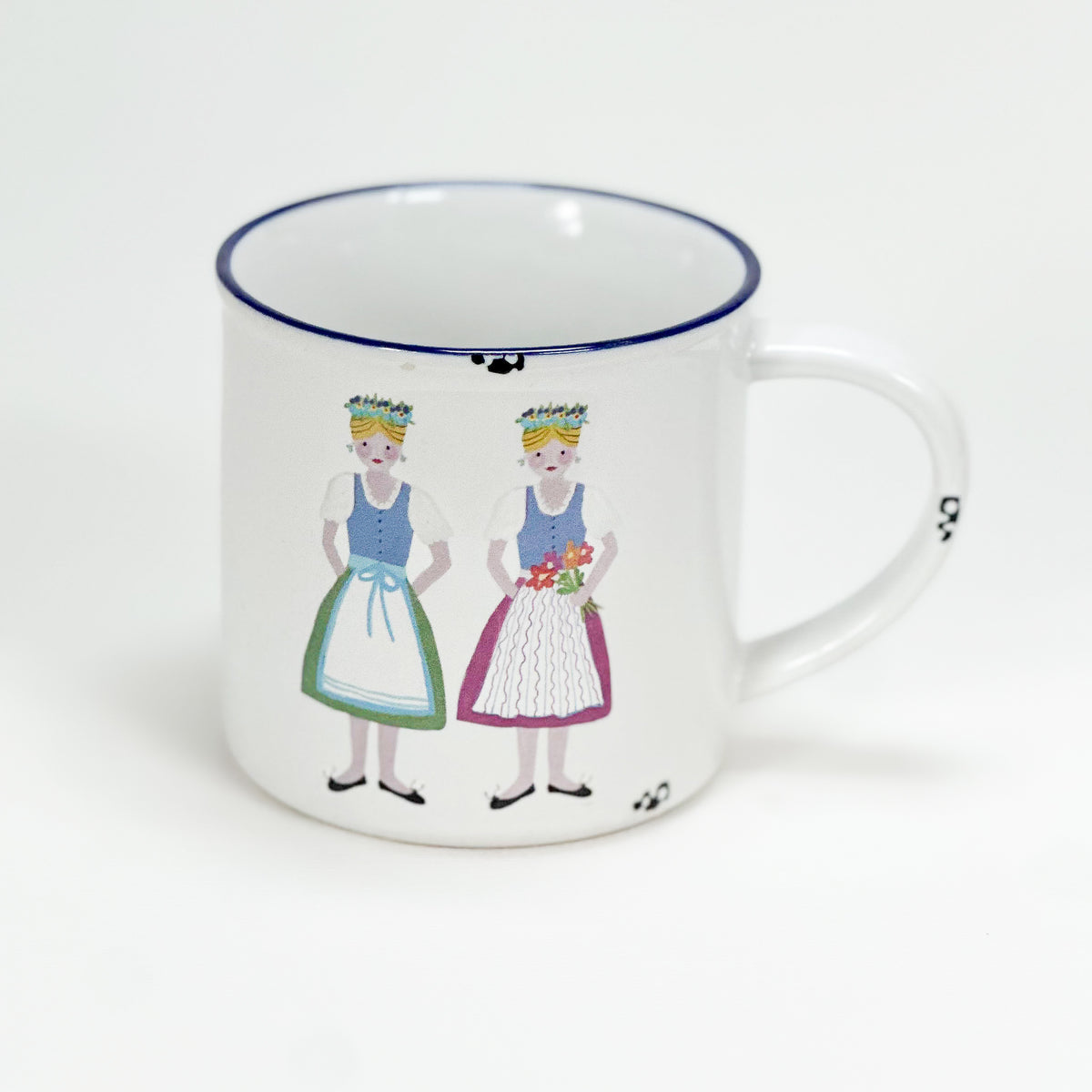Vintage Keramiktasse im Emaille-look mit zwei in Tracht gekleideten Frauen