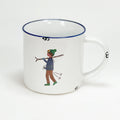 Vintage Keramiktasse im Emaille-look mit einem Kind und Skiern