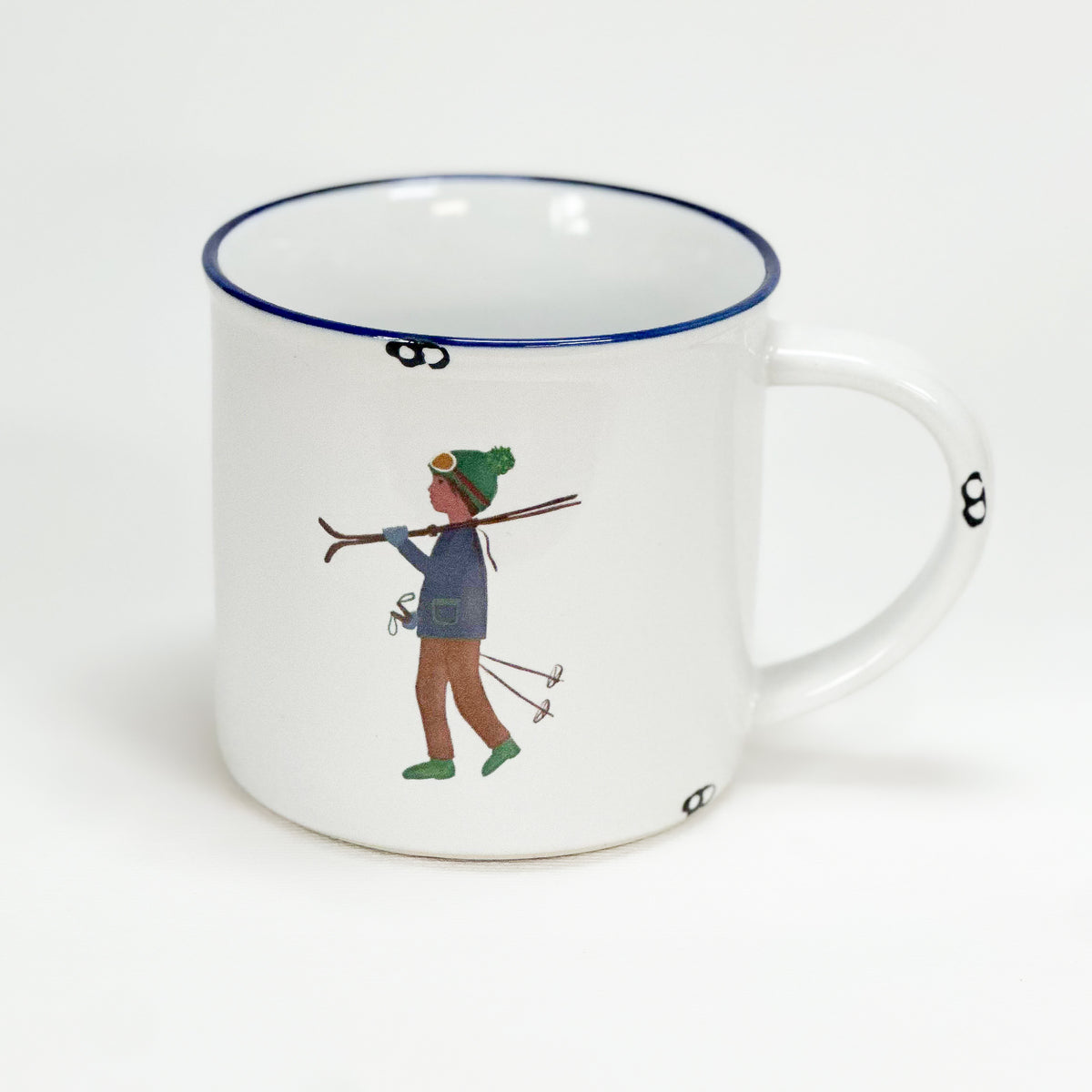 Vintage Keramiktasse im Emaille-look mit einem Kind und Skiern