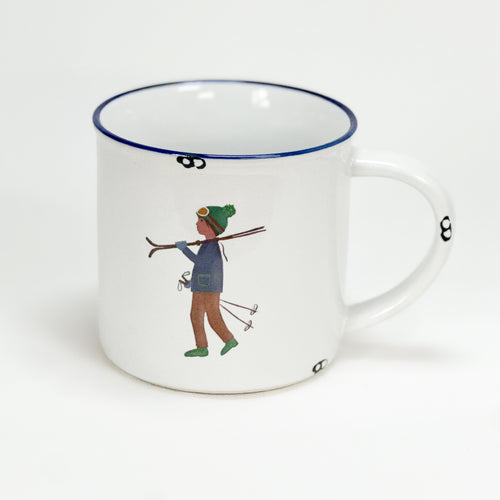 Vintage Keramiktasse im Emaille-look mit einem Kind und Skiern