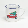 Vintage Keramiktasse im Emaille-look mit einem roten Auto und einem Christbaum