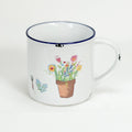 Vintage Keramiktasse im Emaille-look mit einem Blumentopf