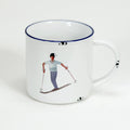 Vintage Keramiktasse im Emaille-look mit einem Skifahrer im Stil Alfons Walde