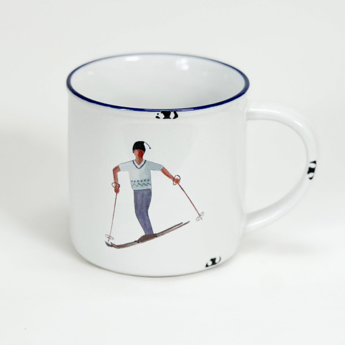 Vintage Keramiktasse im Emaille-look mit einem Skifahrer im Stil Alfons Walde