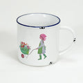 Vintage Keramiktasse im Emaille-look mit einem Mädchen und einer Schubkarre voller Blumen