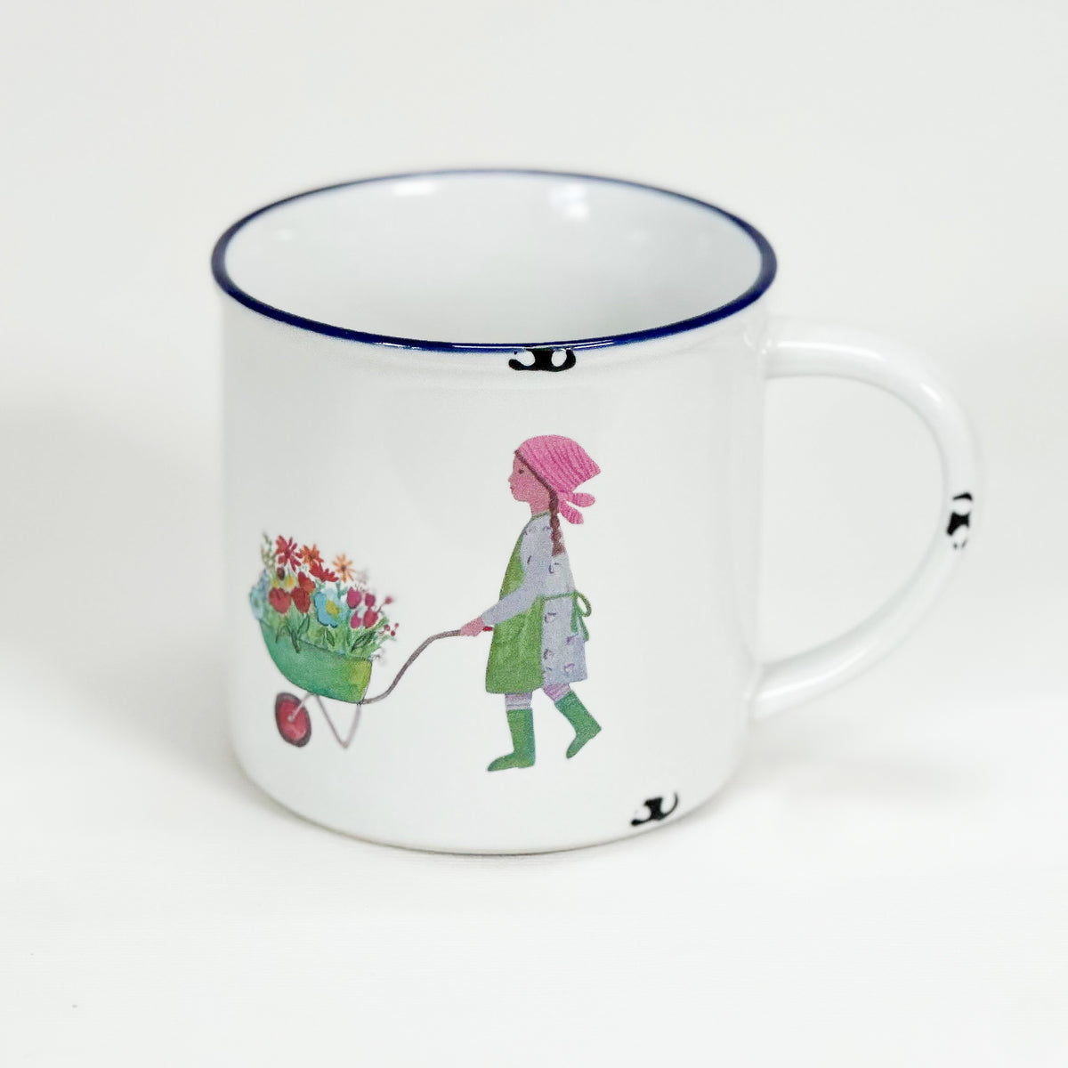 Vintage Keramiktasse im Emaille-look mit einem Mädchen und einer Schubkarre voller Blumen
