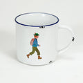 Vintage Keramiktasse im Emaille-look mit einem Wanderer