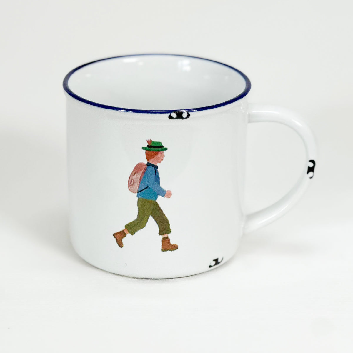 Vintage Keramiktasse im Emaille-look mit einem Wanderer