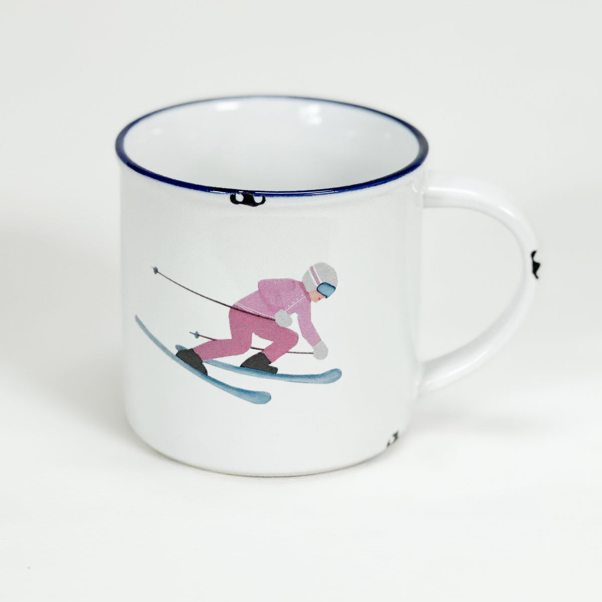 Vintage Keramiktasse im Emaille-look mit einer Skirennfahrerin
