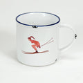 Vintage Keramiktasse im Emaille-look mit einer Skifahrerin in Schussfahrt