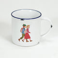 Vintage Keramiktasse im Emaille-look mit einem traditionellen Wanderer Paar