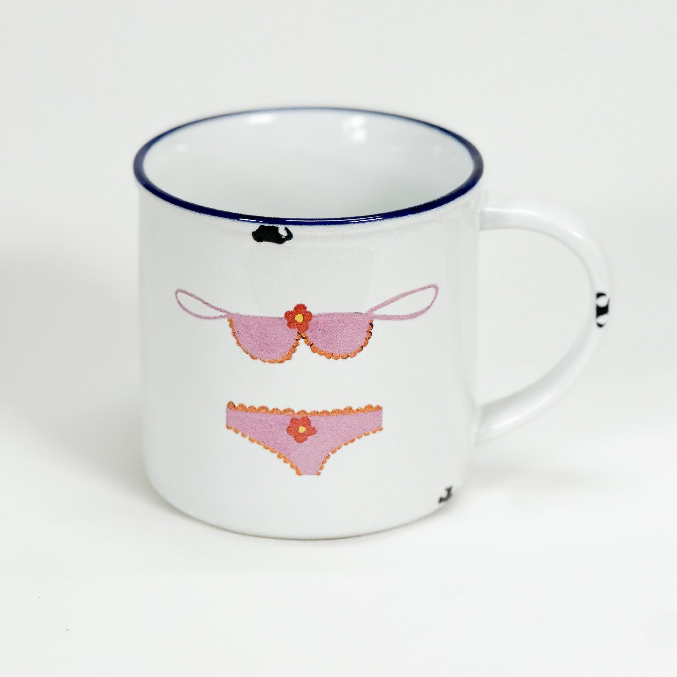 Vintage Keramiktasse im Emaille-look mit einem rosa Bikini