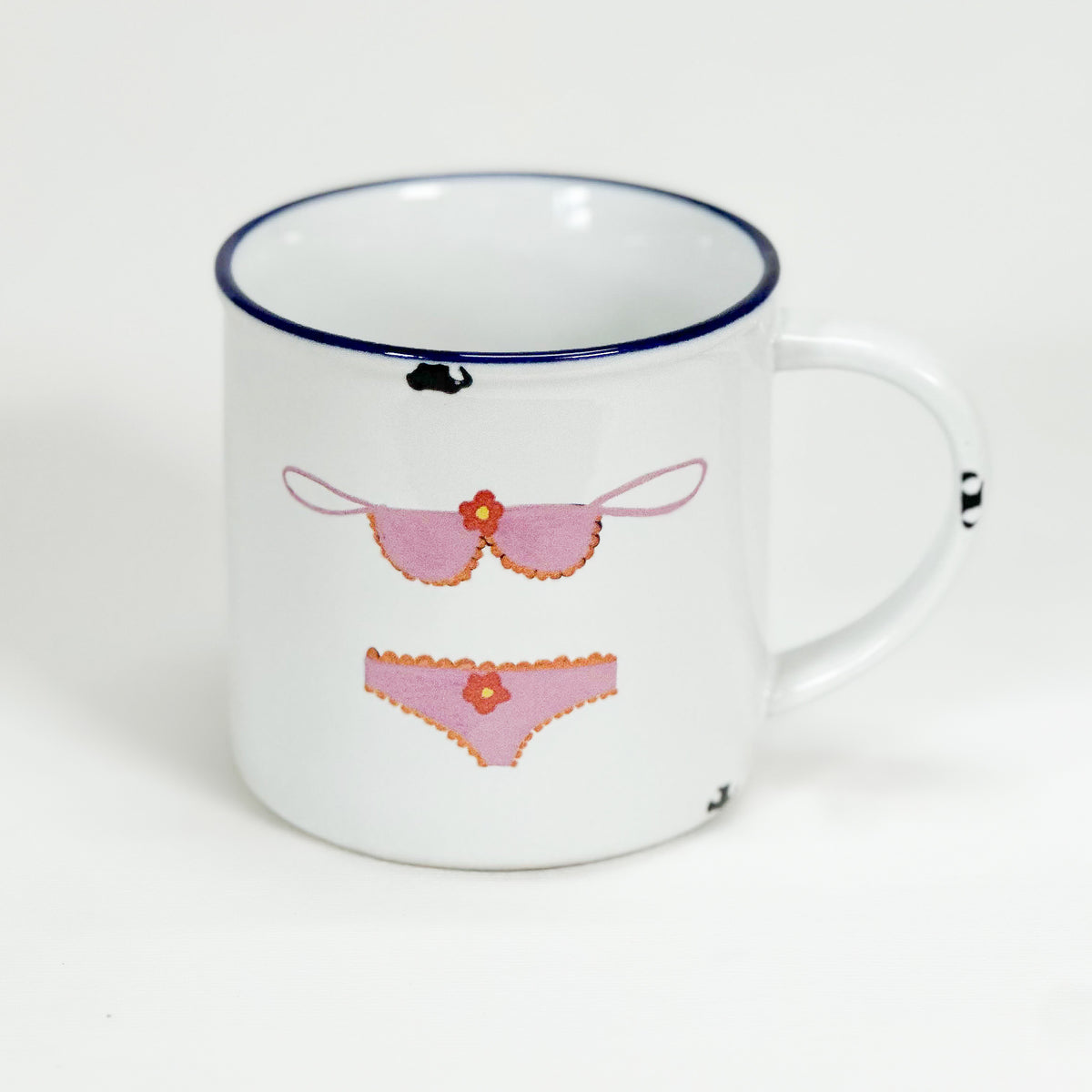 Vintage Keramiktasse im Emaille-look mit einem rosa Bikini
