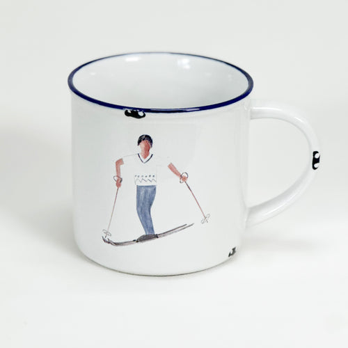 Vintage Keramiktasse im Emaille-look mit einem Skifahrer