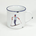 Vintage Keramiktasse im Emaille-look mit einem Skifahrer im vintage look