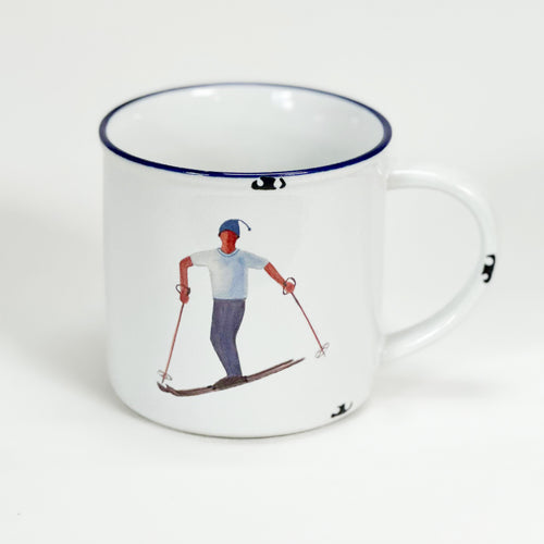 Vintage Keramiktasse im Emaille-look mit einem Skifahrer im vintage look