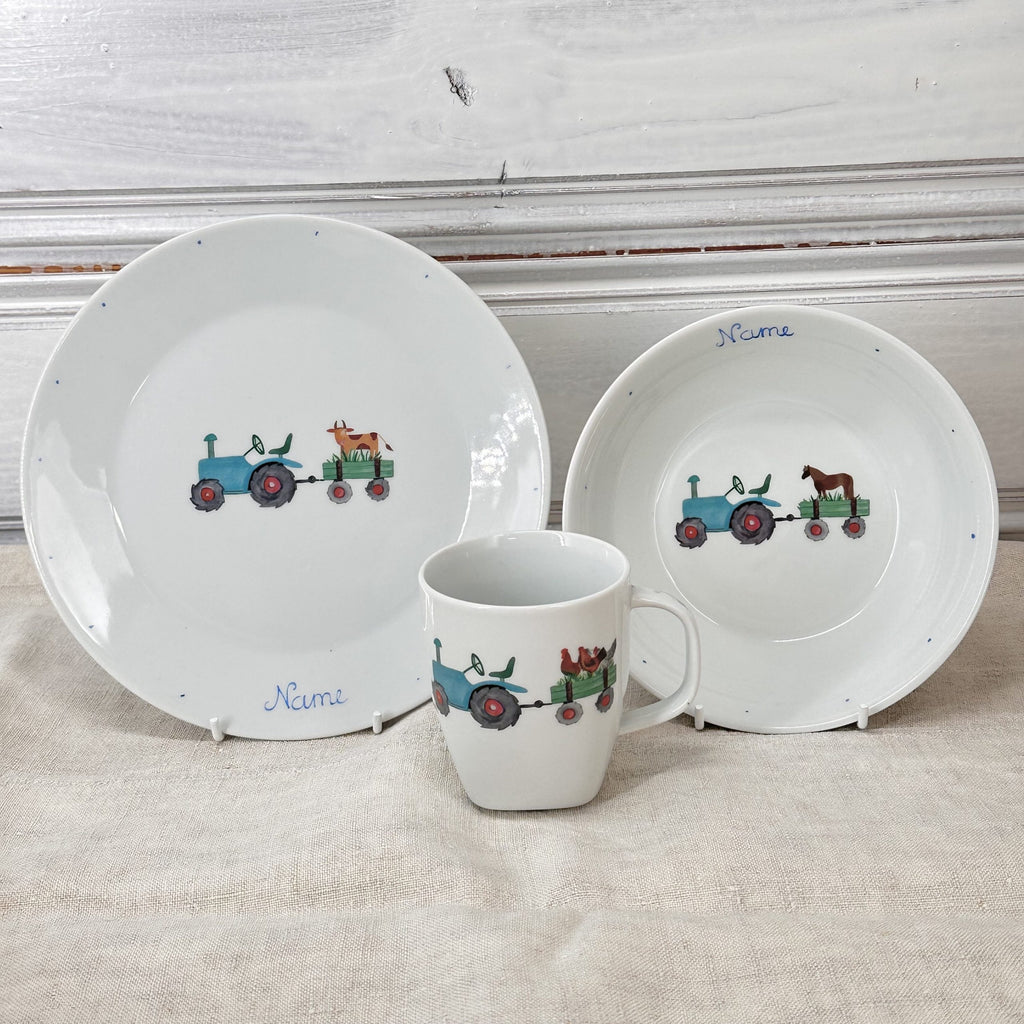 Produkt mit Kindergeskirr mit einem Traktor und Tieren, Kindergeskirr mit einem Traktor und Tieren, Produkt, Winterkollektion, Barbara's Porzellanwerkstatt