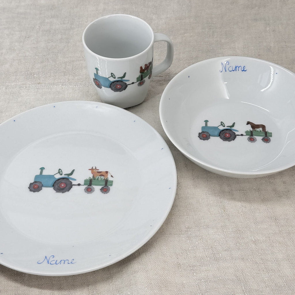 Produkt mit Kindergeskirr mit einem Traktor und Tieren, Kindergeskirr mit einem Traktor und Tieren, Produkt, Winterkollektion, Barbara's Porzellanwerkstatt
