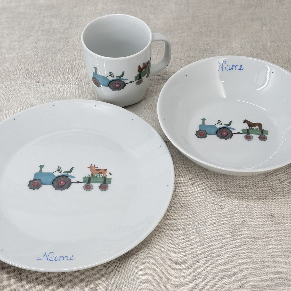 Produkt mit Kindergeskirr mit einem Traktor und Tieren, Kindergeskirr mit einem Traktor und Tieren, Produkt, Winterkollektion, Barbara's Porzellanwerkstatt