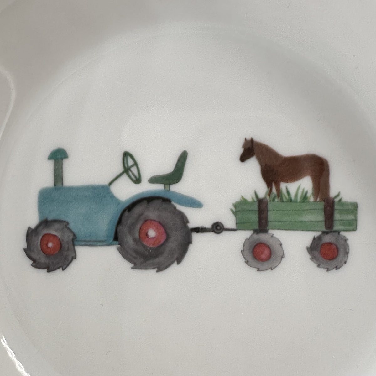 Produkt mit Kindergeskirr mit einem Traktor und Tieren, Kindergeskirr mit einem Traktor und Tieren, Produkt, Winterkollektion, Barbara's Porzellanwerkstatt