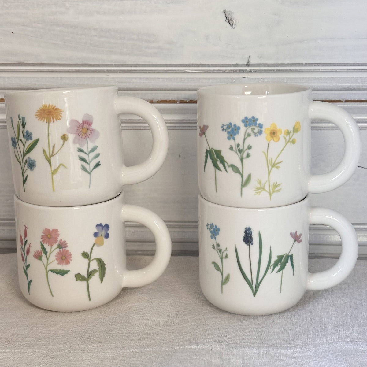 Set aus 4 Porzellantassen mit Blumen