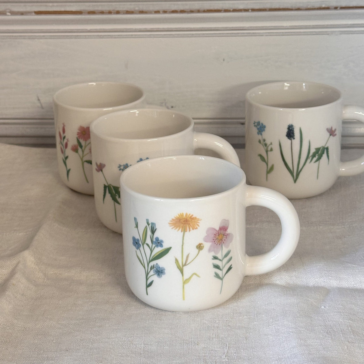 Set aus 4 Porzellantassen mit Blumen