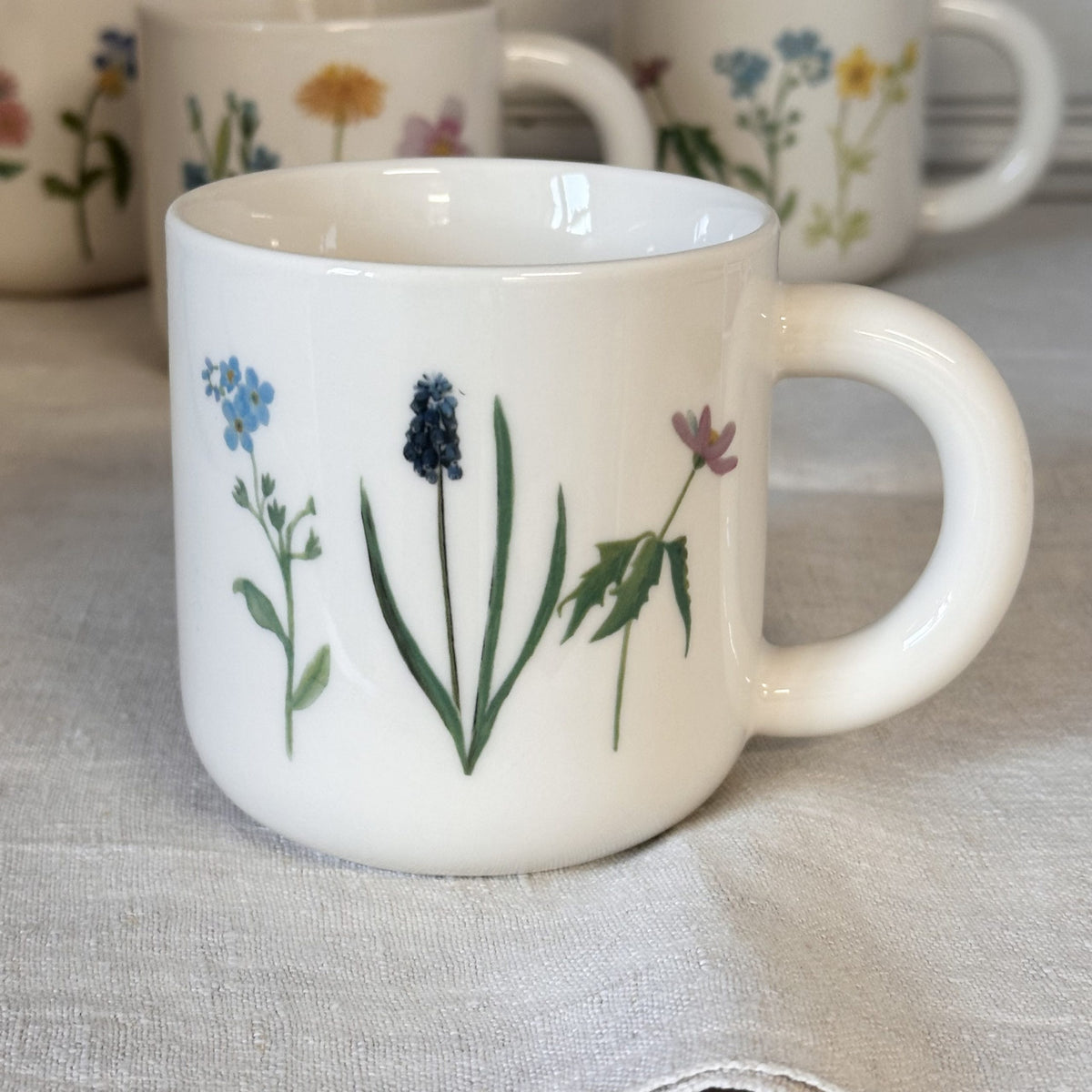 Set aus 4 Porzellantassen mit Blumen