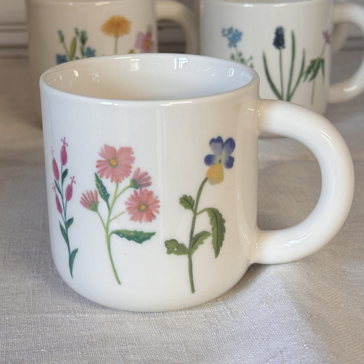 Set aus 4 Porzellantassen mit Blumen